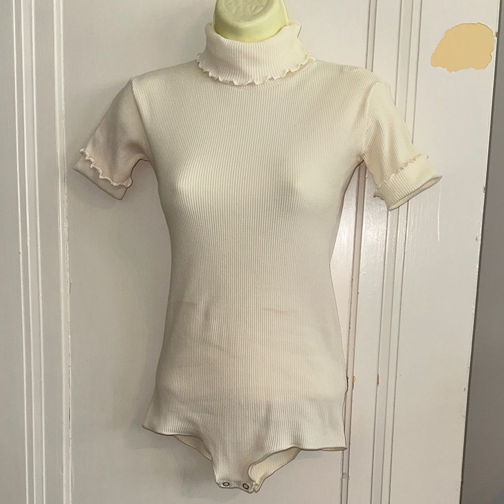Vtg 60s Cream/Ivory Turtleneck Ribbed Nylon Short Sleeve Bodysuit-Scalloped Trim